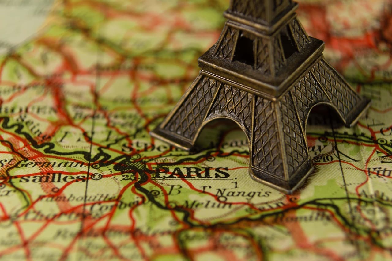 Eiffel Tower in Paris at golden hour — explore France with mobile data from an LTE.app eSIM