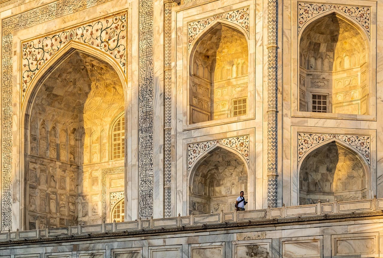 The Taj Mahal in Agra at dawn — travel India with reliable mobile data from an LTE.app eSIM